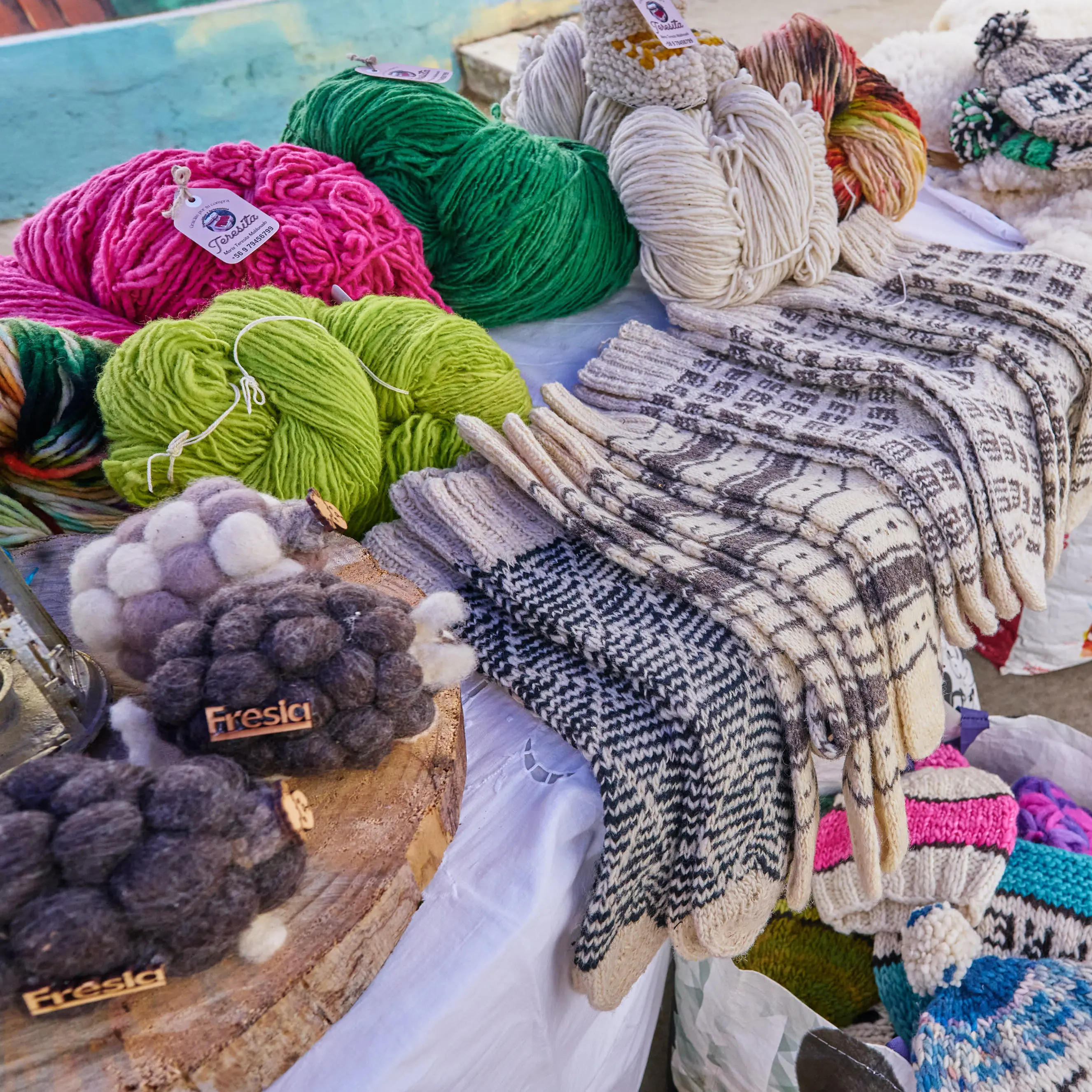 Fotografía de diversas artesanias hechas con lana.