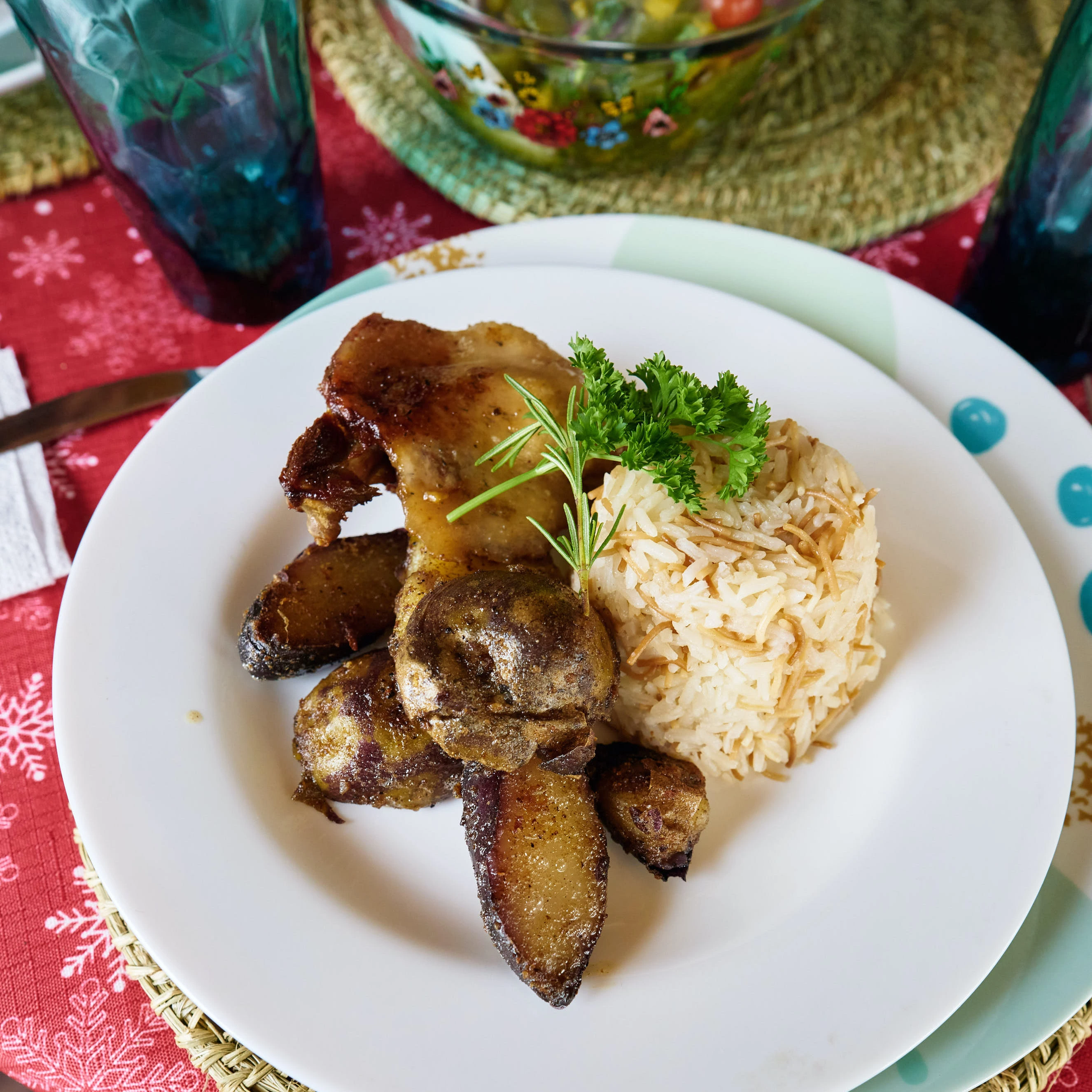 Plano de un platillo de pollo, papas  y cordero.