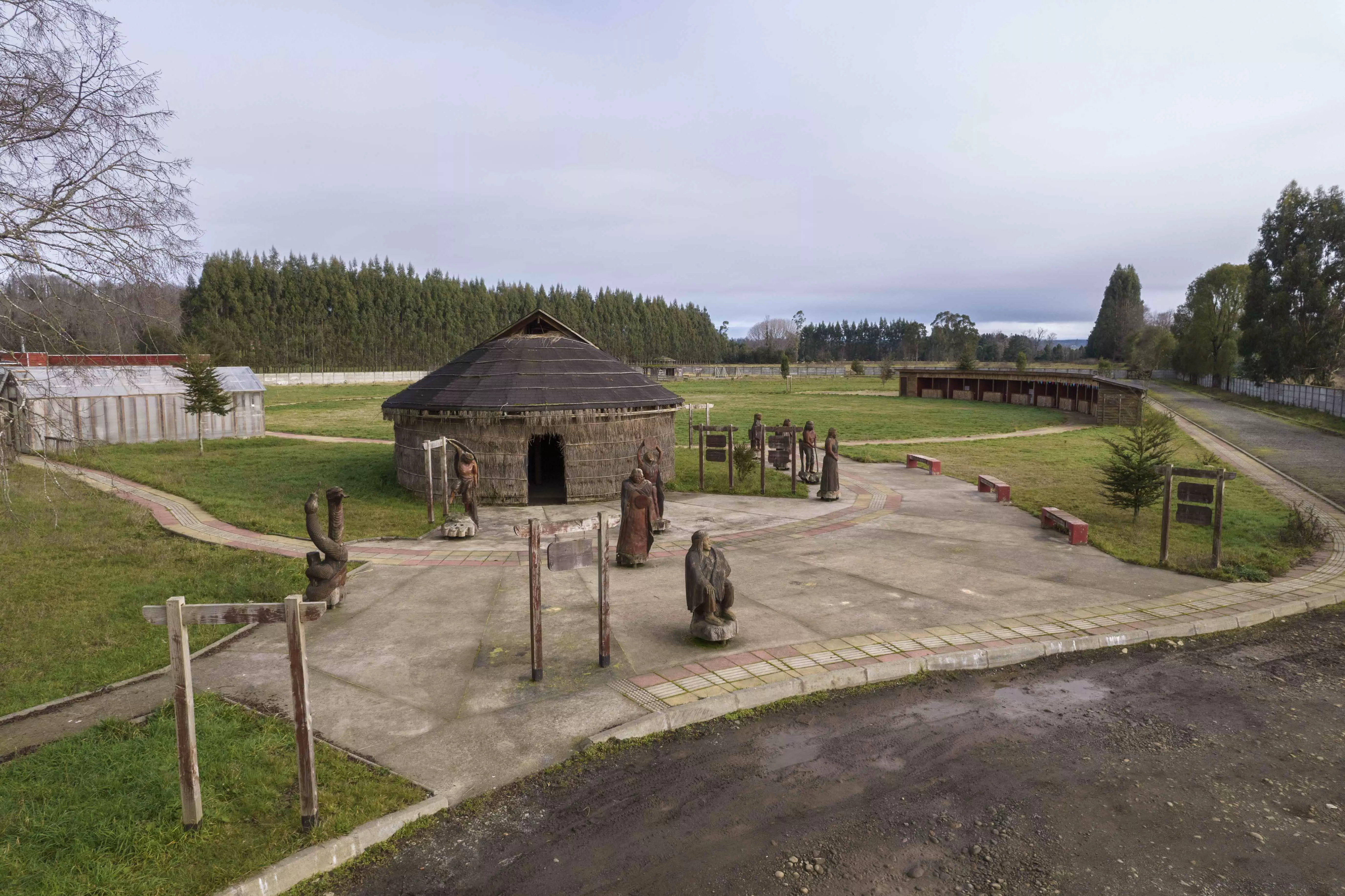 Fotografía del centro cultural de Fresia, donde se encuentra una ruca y distintos implementos indispensables en la cultura mapuche.